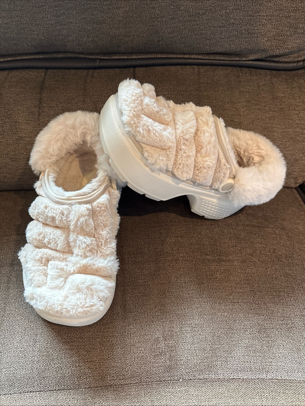 Crocs STUCCO CROCS STOMP FAUX FUR LINED QUILTED PLATFORM CLOGS Men’s 5 Women’s 7